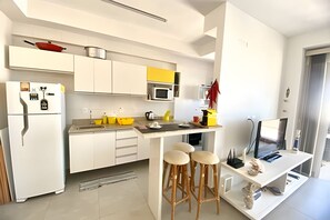 Réfrigérateur, micro-ondes, four, cafetière/bouilloire