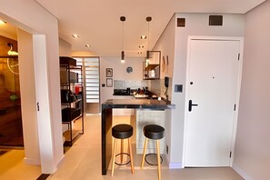 Kühlschrank, Mikrowelle, Ofen, Wasserkocher mit Kaffee-/Teezubehör