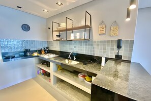 Fridge, microwave, oven, coffee/tea maker - SHB - Golden Dawn: Sophistication and Ocean View (Santos)