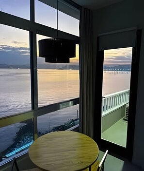 Interior - SHB - Golden Dawn: Sophistication and Ocean View (Santos)