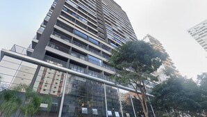 Un moderno edificio de gran altura con varios balcones y fachada de vidrio.