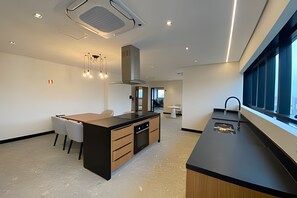 Fridge, microwave, coffee/tea maker, cookware/dishes/utensils - Studio novíssimo com coworking prox. Paulista (São Paulo)