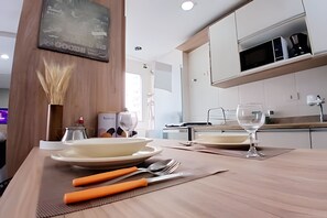 Fridge, microwave, oven, coffee/tea maker