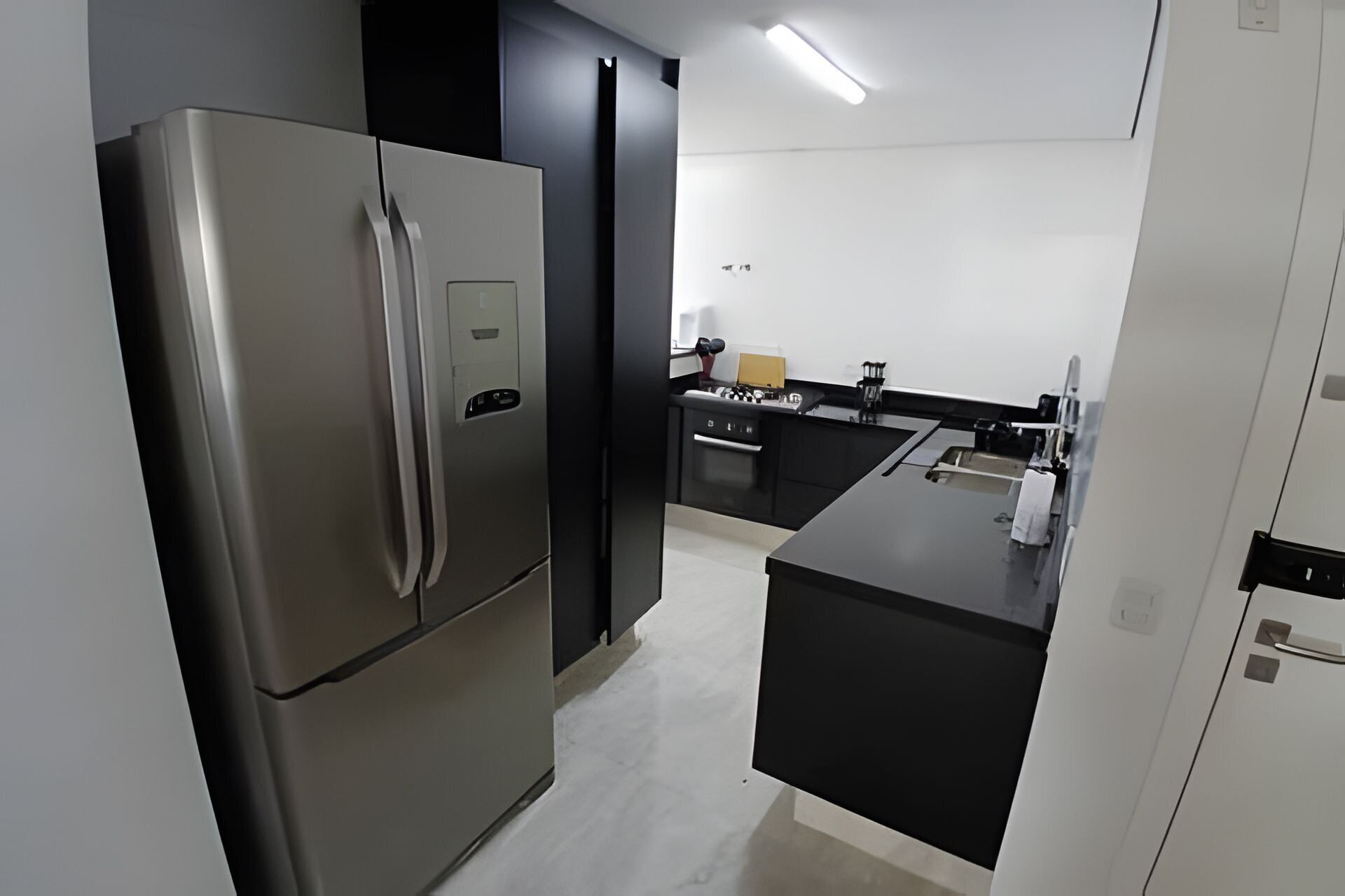 Refrigerador, microondas, horno y cafetera y tetera 