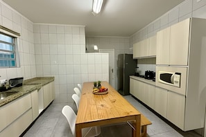 Geladeira, micro-ondas, fogão, talheres/pratos/utensílios de cozinha
