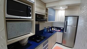 Réfrigérateur, micro-ondes, four, grille-pain