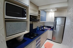 Réfrigérateur, micro-ondes, four, grille-pain