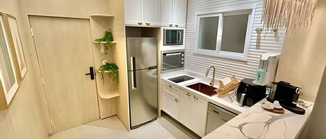 Réfrigérateur, micro-ondes, four, lave-vaisselle