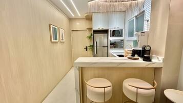 Frigorífico, microondas, horno y lavavajillas