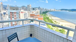 A balcony with a view of a beach and cityscape. - SHB - Discover the Magic of a Panoramic View (Santos)