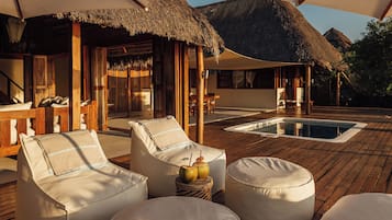 Piscine extérieure, parasols de plage, chaises longues
