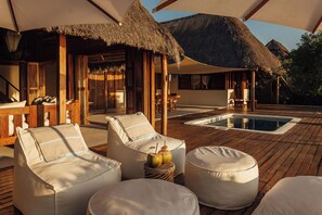 Hồ bơi ngoài trời, dù/ô trên bãi biển/hồ bơi, ghế dài tắm nắng 