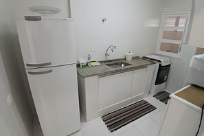 Fridge, microwave, oven, toaster - SHB - Oceanfront on Pitangueiras Beach (Guarujá)