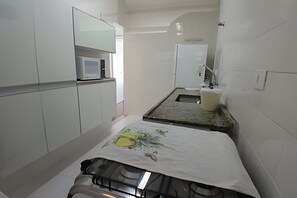 Geladeira, micro-ondas, fogão, torradeira