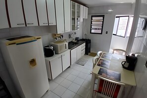 Geladeira, micro-ondas, fogão, cafeteira/chaleira