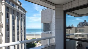 Een balkon met uitzicht op het strand en de oceaan.