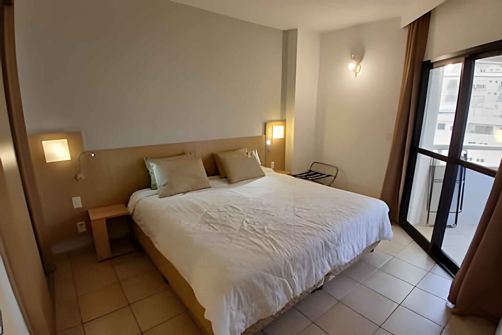 Tabla de planchar con plancha y ropa de cama 