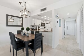 Dining - H-346 -Third Floor - Sunset Views From The Lanai! (Naples)