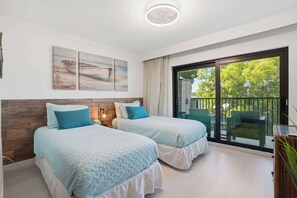 2 bedrooms, desk, iron/ironing board, WiFi - H-346 -Third Floor - Sunset Views From The Lanai! (Naples)