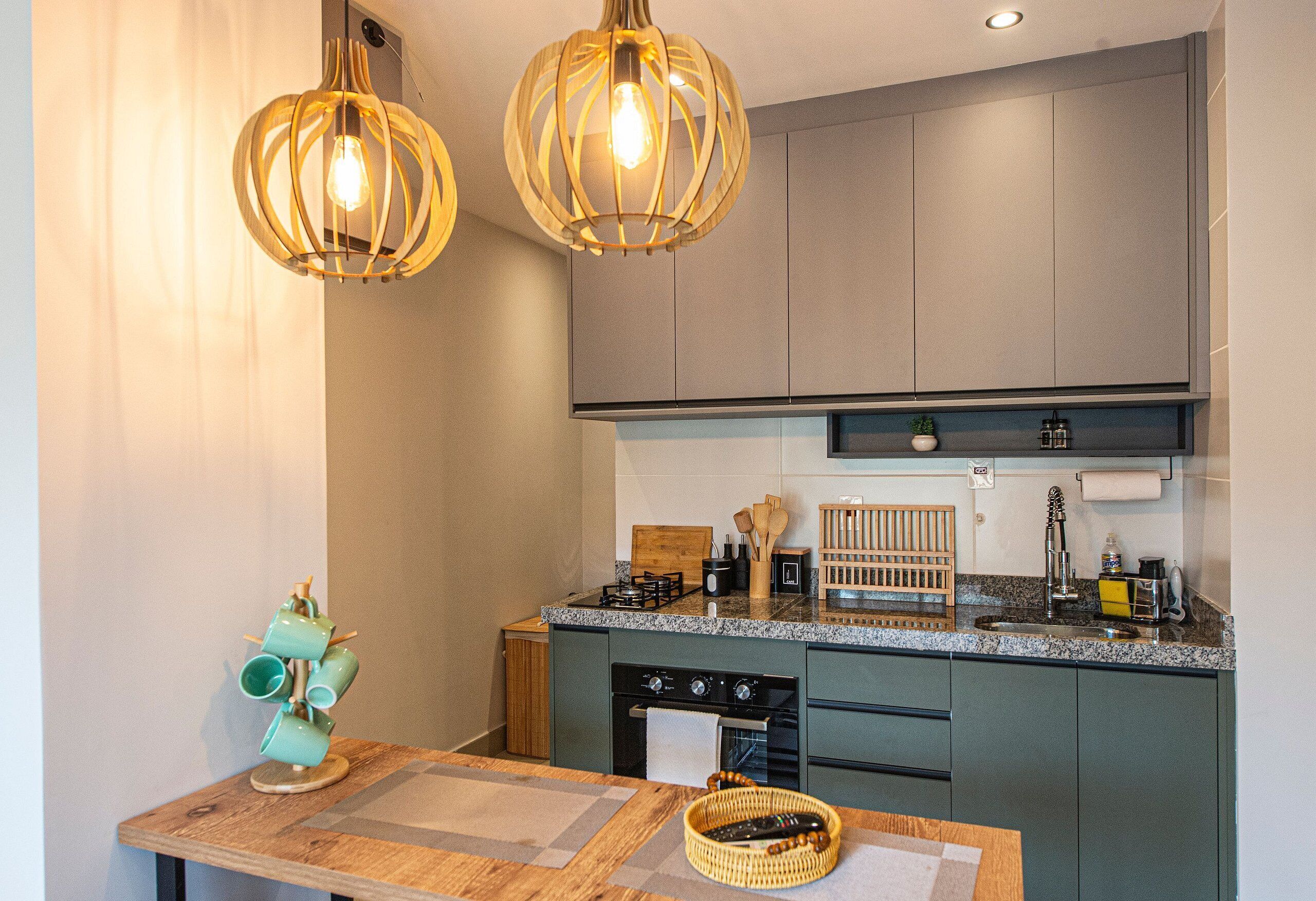 Kjøleskap, mikrobølgeovn, ovn og kaffetrakter/tekoker