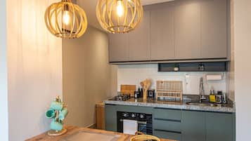 Refrigerador, microondas, horno y cafetera y tetera