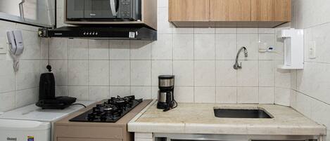 Coffee/tea maker, cookware/dishes/utensils