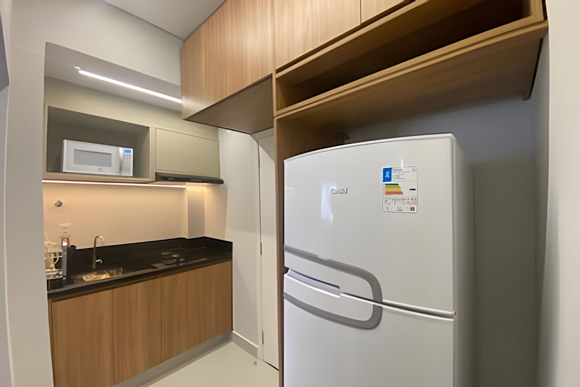 Geladeira, micro-ondas, talheres/pratos/utensílios de cozinha