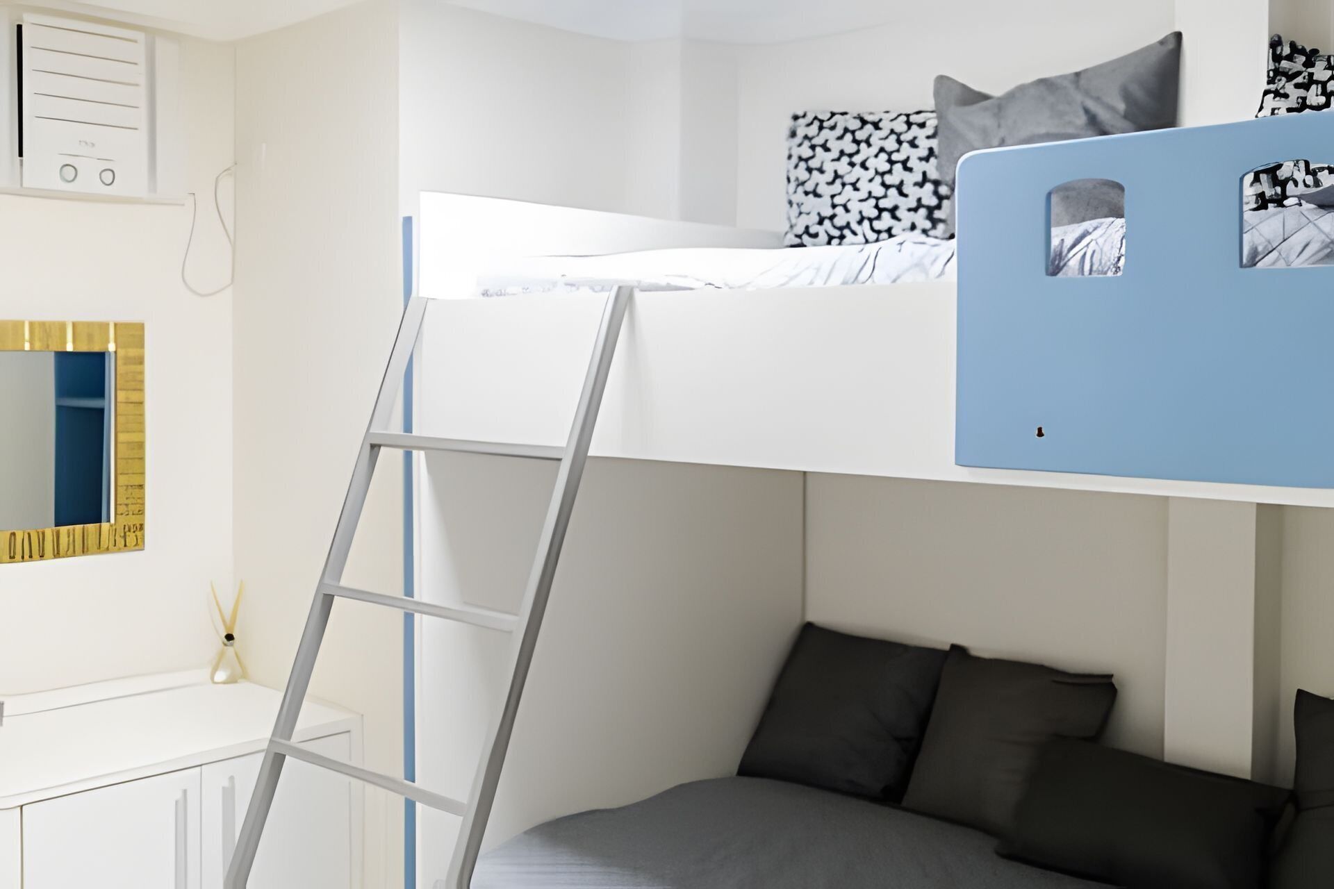 2 quartos, ferros/tábuas de passar roupa, roupa de cama