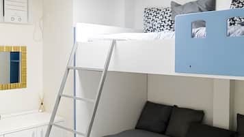 2 quartos, ferros/tábuas de passar roupa, roupa de cama