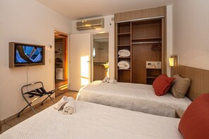 Tabla de planchar con plancha y ropa de cama