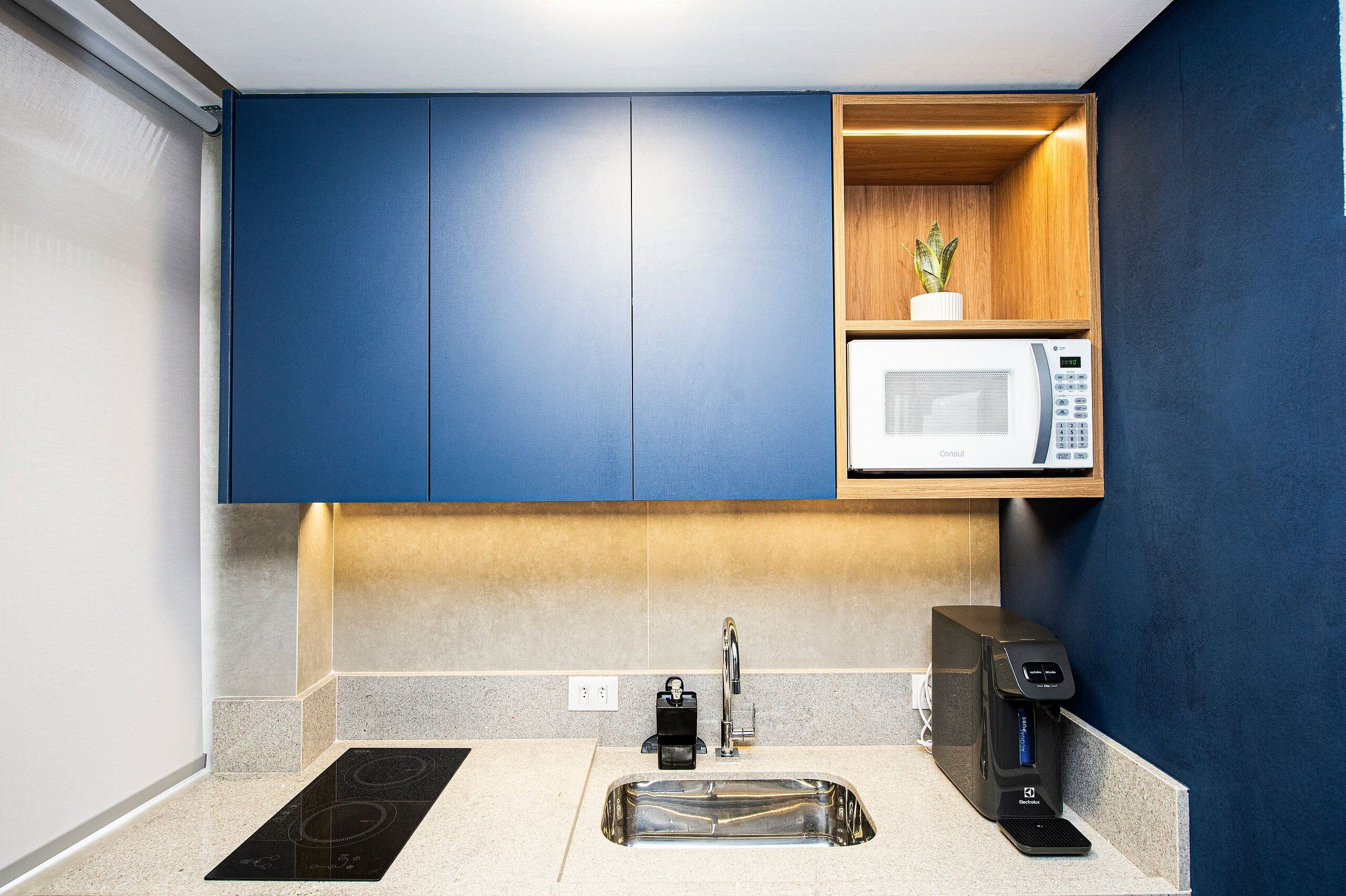 Frigorífico, microondas, horno y cafetera o tetera