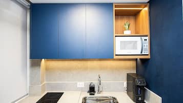 Refrigerador, microondas, horno y cafetera y tetera