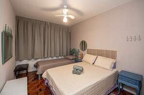 Een strijkplank/strijkijzer, beddengoed