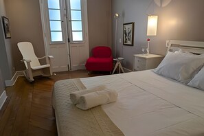 5 quartos, ferros/tábuas de passar roupa, acesso à internet