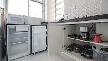 Microondas, cafetera y tetera y utensilios de cocina