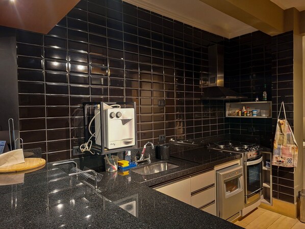 Fridge, microwave, oven, dishwasher - SHB - Feet in the Sand Santos: Sun Sea and Netflix (Santos)