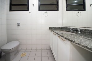 Bathroom - SHB - Happy Family: Fast Wi-Fi from the beach (São Vicente)