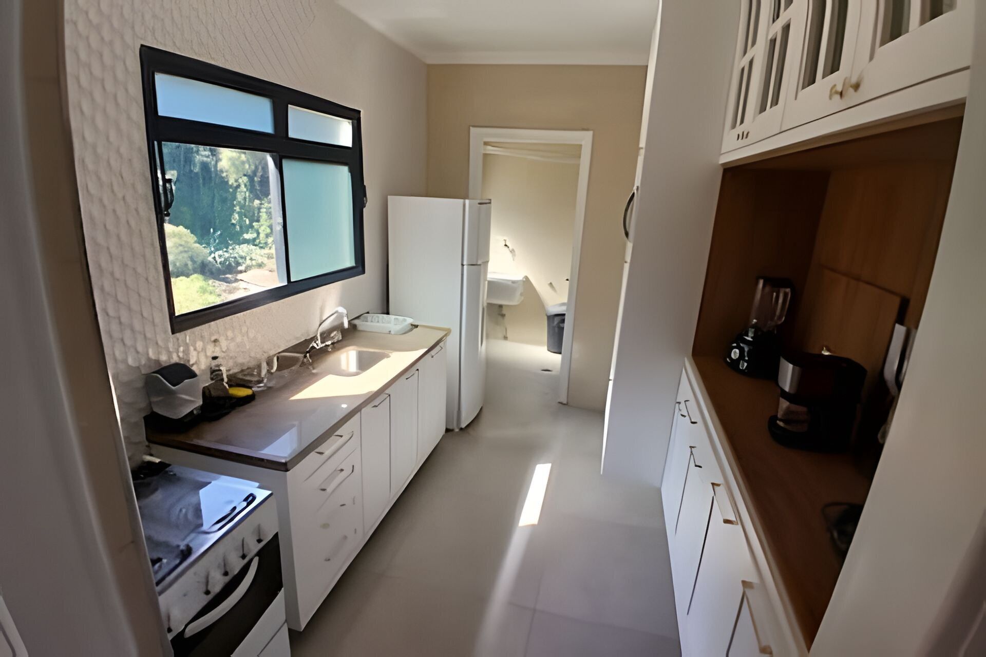 Frigorífico, microondas, horno y cafetera o tetera