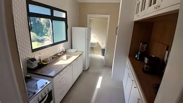 Réfrigérateur, micro-ondes, four, cafetiÚre/bouilloire