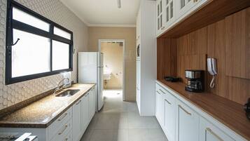 Réfrigérateur, micro-ondes, four, cafetière/bouilloire