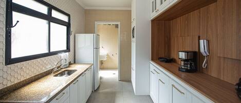 Fridge, microwave, oven, coffee/tea maker