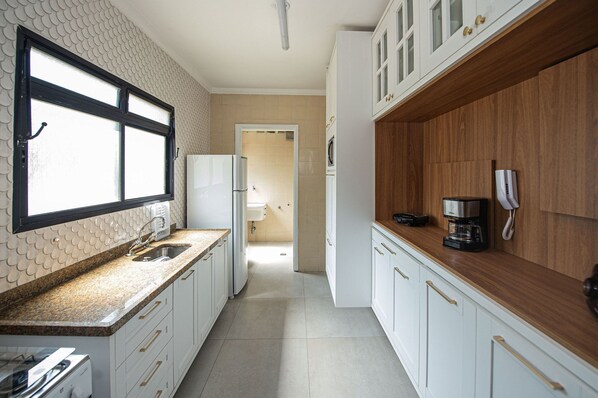 Refrigerador, microondas, horno, cafetera/tetera