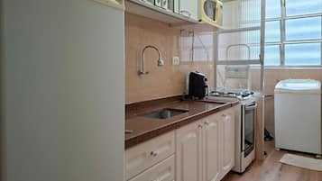 Refrigerador, microondas, horno y cafetera y tetera