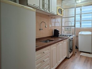 Refrigerador, microondas, horno y cafetera y tetera 