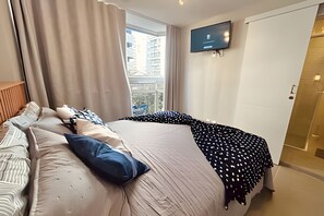3 quartos, ferros/tábuas de passar roupa, roupa de cama