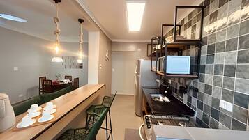 Refrigerador, microondas, horno y cafetera y tetera