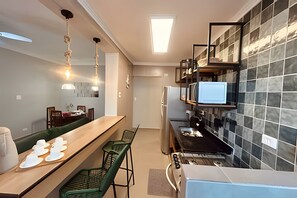 Frigorífico, microondas, horno y cafetera o tetera