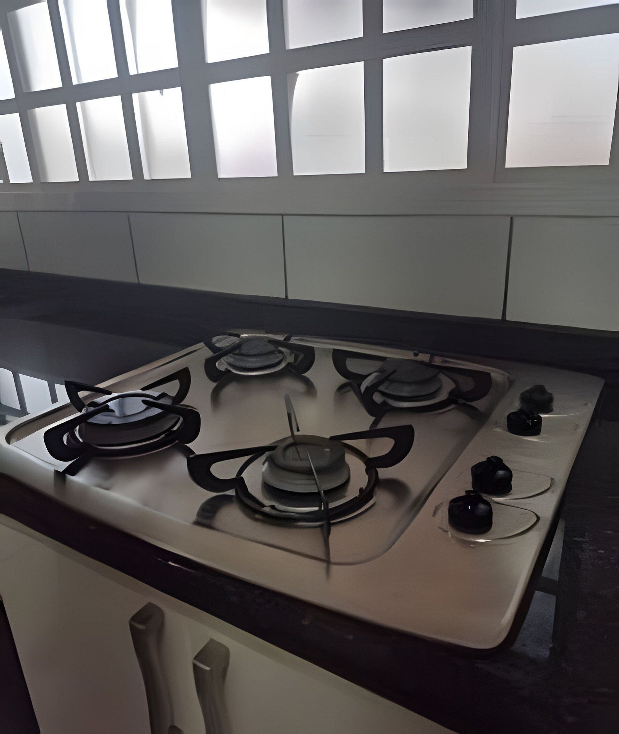 Jääkaappi, mikroaaltouuni, uuni, keittoastiat/astiat/ruokailuvälineet