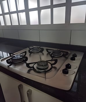 Fridge, microwave, oven, cookware/dishes/utensils - SHB • Swimming pool | Barbecue | Security | City (Presidente Prudente)