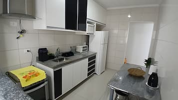 Kühlschrank, Mikrowelle, Ofen, Wasserkocher mit Kaffee-/Teezubehör